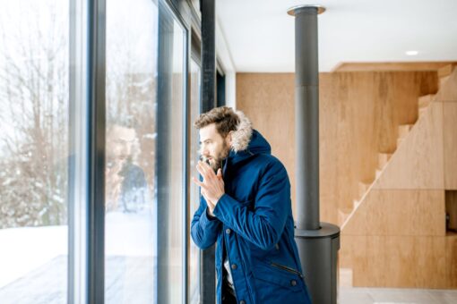 Empêcher le froid d’entrer par la fenêtre : 6 astuces à la portée de tous pour rester au chaud cet hiver